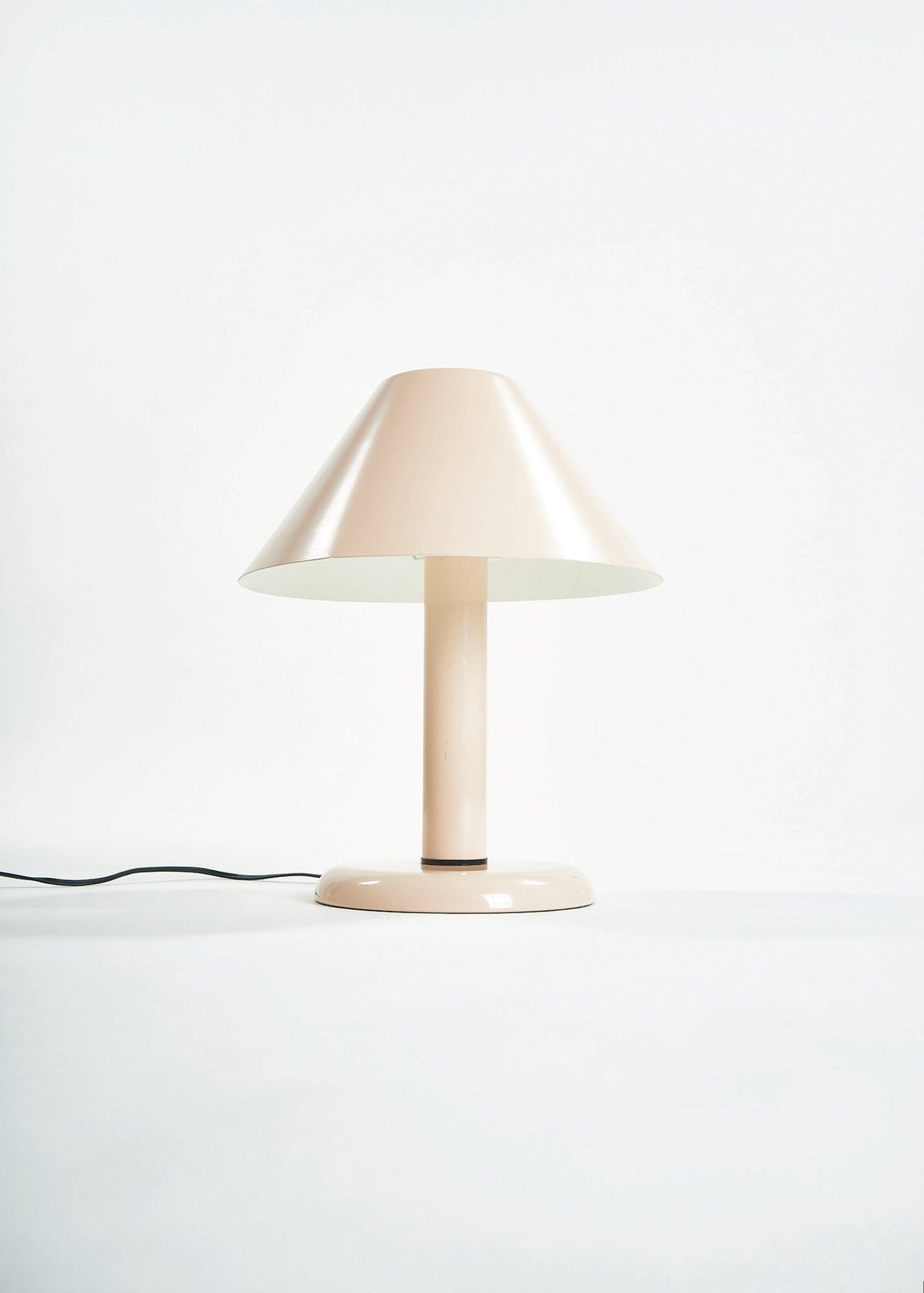 Trapeze-lamp-Lyskaer-Pink-FullRoom0277 2