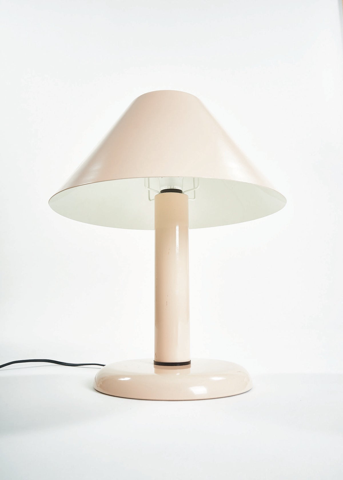 Trapeze-lamp-Lyskaer-Pink-FullRoom0280 2