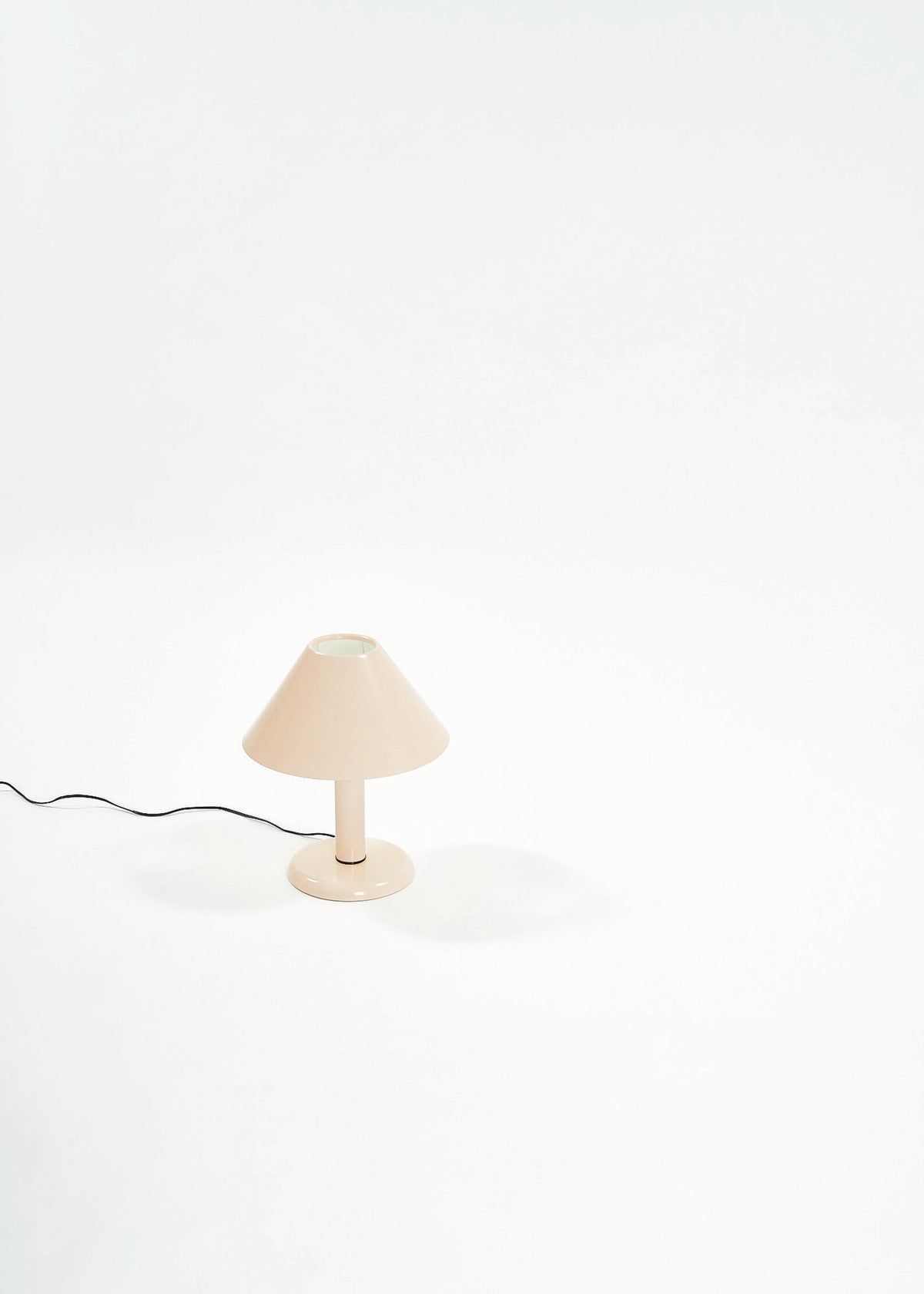 Trapeze-lamp-Lyskaer-Pink-FullRoom0286 2