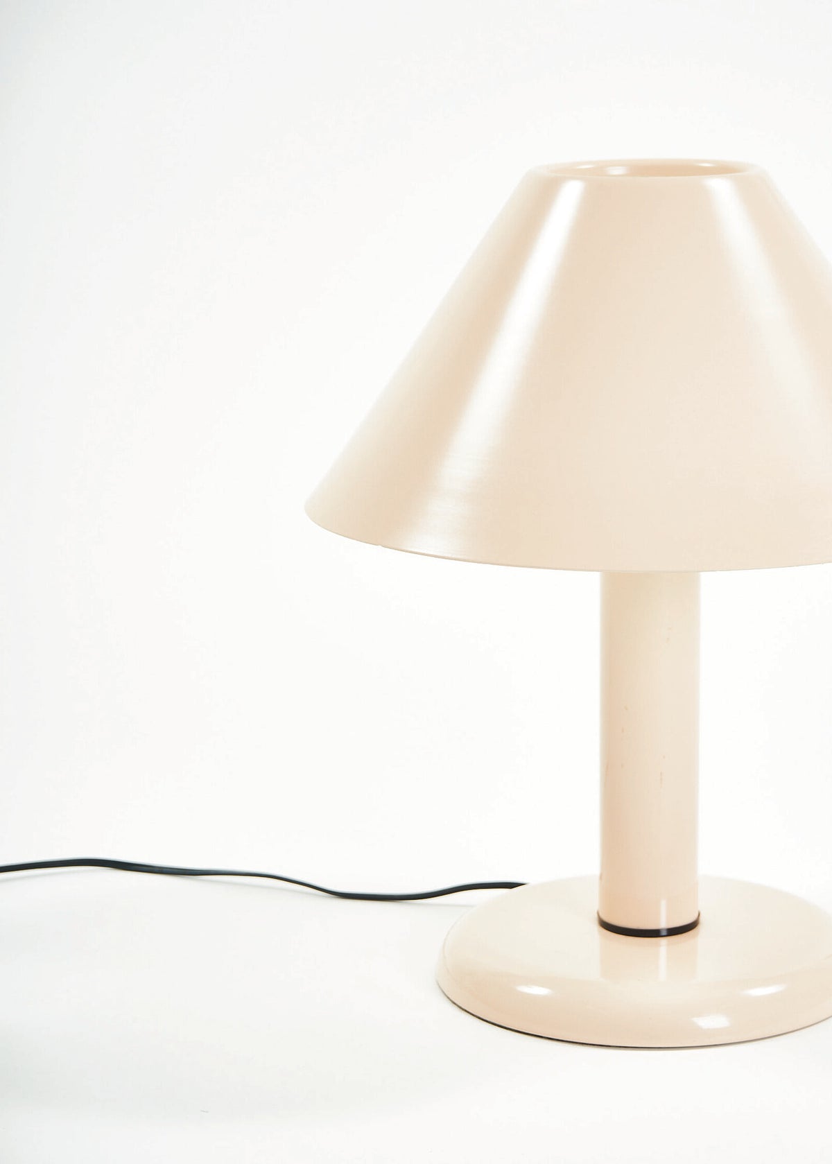 Trapeze-lamp-Lyskaer-Pink-FullRoom0288 2