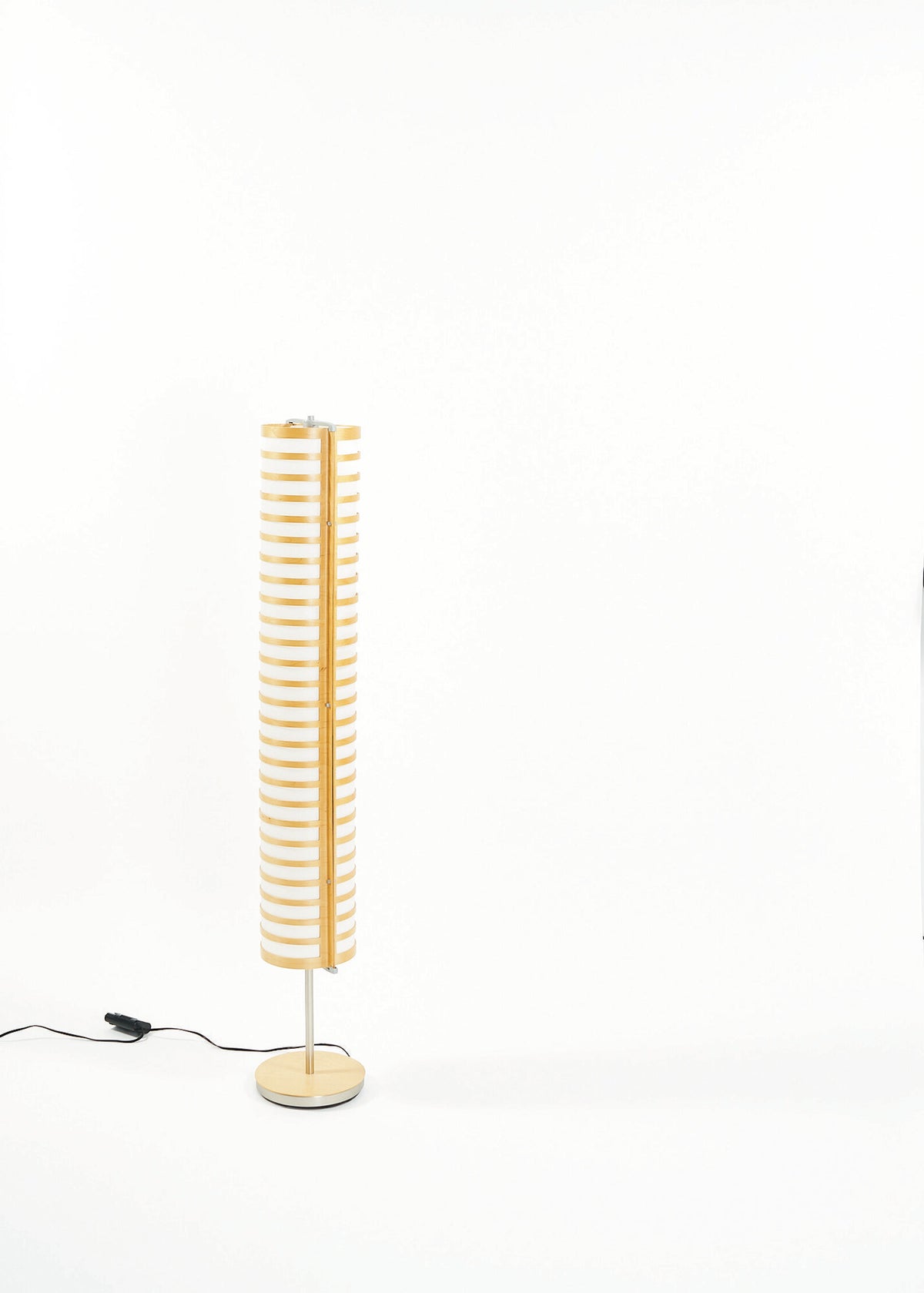 Strimma-FloorLamp-K&M-Hagberg-FullRoom0576
